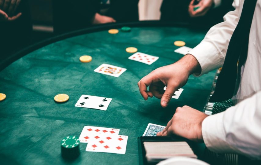 What are the risks of gambling in an online casino? - Amazing Viral News