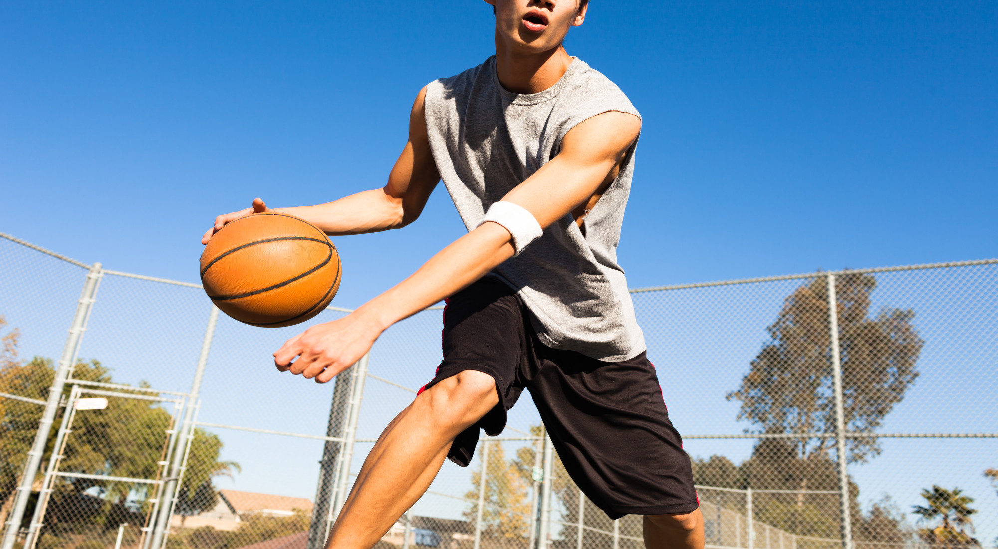 Баскетболом занимается 48 человек. Парень с баскетбольным мячом. Уличный баскетбол. Баскетболист с мячом. Человек играющий в баскетбол.